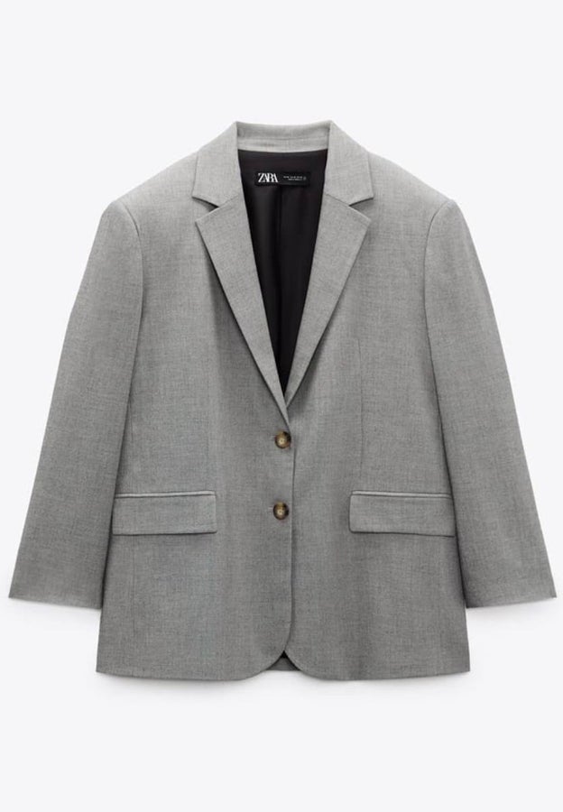 Blazer gris 'oversive'. 35.99 euros en Zara.