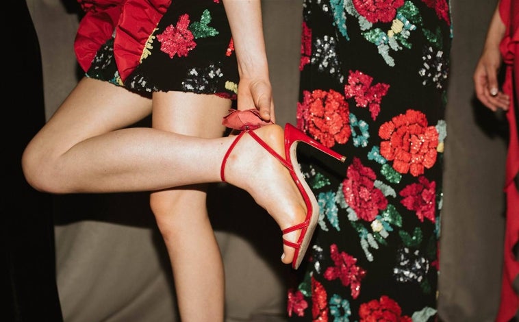 Imagen Principal - La colección incluye piezas que destacan por su brillo y fue acompañada por una línea de zapatos llamada Martinelli x Redondo Brand.