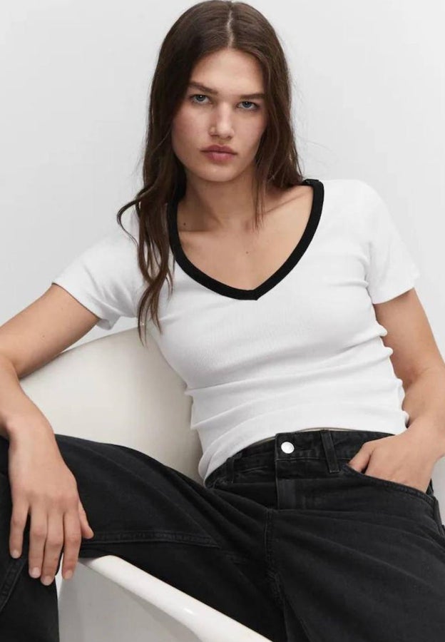 Camiseta blanca con detalle en el cuello. 7.99 euros en Mango.