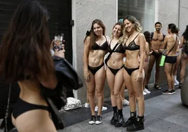 La campaña de rebajas que anima a ir desnudo a las tiendas y vestirse gratis