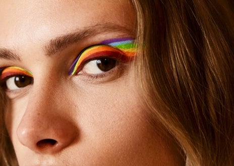 Imagen secundaria 1: la marca Lefties ha lanzado una colección cápsula para Pride 2023.