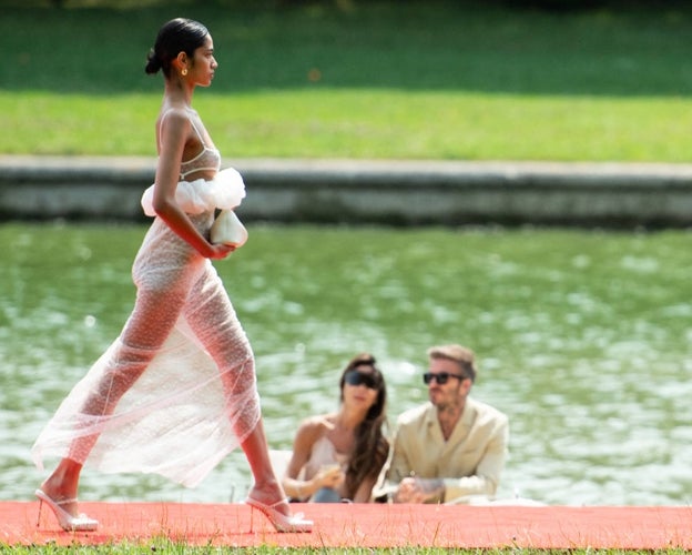 Victoria y David Beckham disfrutan del desfile de Jacquemus en el Palacio de Versalles.