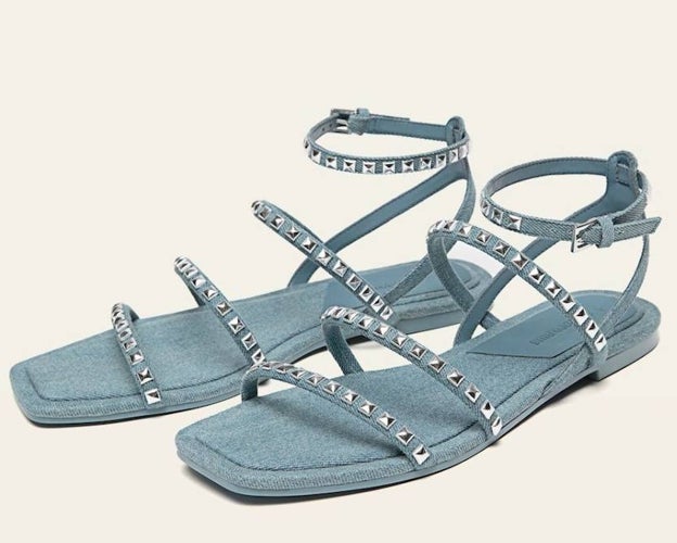 Sandalias vaqueras con tachuelas. 19.99 euros en Stradivarius.