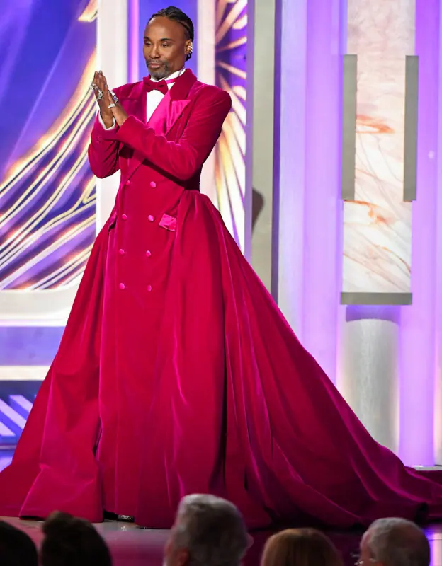 Billy Porter luce un vestido fucsia.