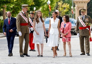 La Princesa Leonor, con vestido de lunares, en su primera visita a la Academia Militar de Zaragoza