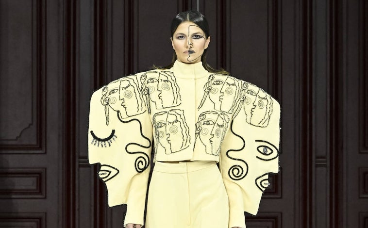 Imagen principal – Diseños de Juana Martín en el desfile de la Semana de la Alta Costura de París