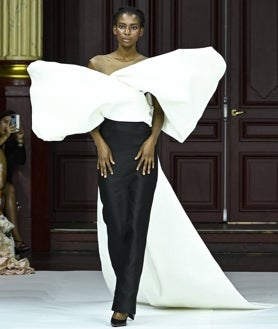 Imagen Secundaria 2 – Diseños de Juana Martín en el desfile de la Semana de la Alta Costura de París