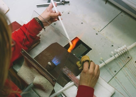 Imagen secundaria 1 - Los artesanos de Majorica trabajan en la fábrica de Manacor utilizando técnicas manuales para crear perlas orgánicas que replican las perlas naturales.