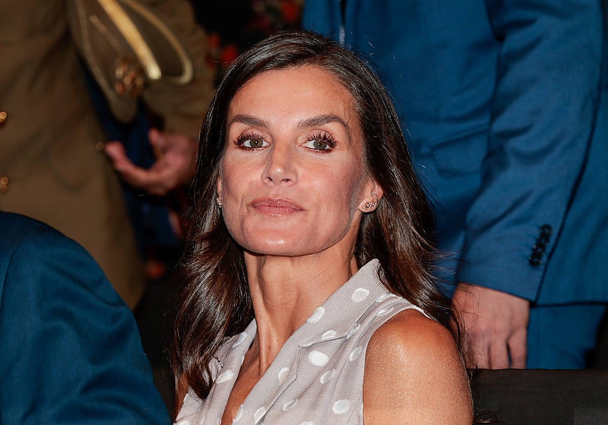 Doña Letizia recupera un vestido de lunares que estrenó durante la cumbre de la OTAN en Madrid y estrena corte de pelo.