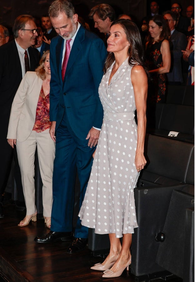 Doña Letizia vuelve a traer el vestido de lunares blancos diseñado por Ester Cerdán de la firma murciana Lorena Bernal.