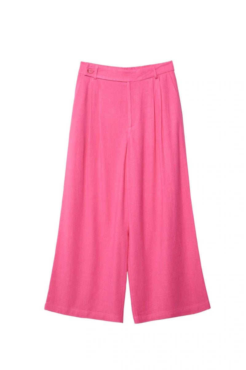 Stradivarius. Pantalón culotte amplio confeccionado con tejido en mezcla de lino y cintura alta (12,99€).