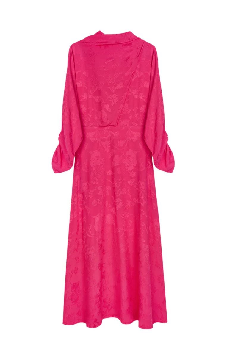 Vogana. Vestido modelo tilda confeccionado en jacqard fresa con manga ranglan y drapeado en los puños (160€).