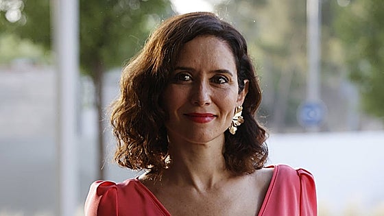 Isabel Díaz Ayuso luce un vestido de Felipe Varela, el diseñador de cabecera de la Reina, en los Premios Cavia 2023