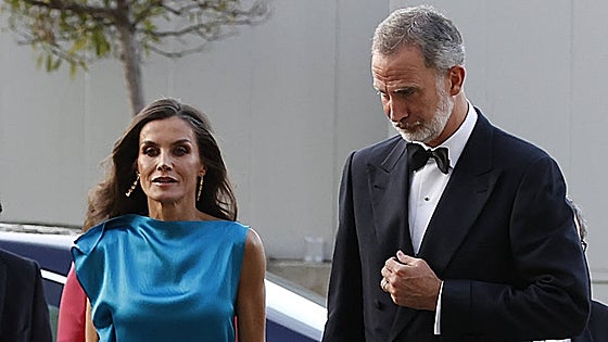 La Reina Letizia, con un elegante y rebajado conjunto azul turquesa en los Premios Cavia 2023