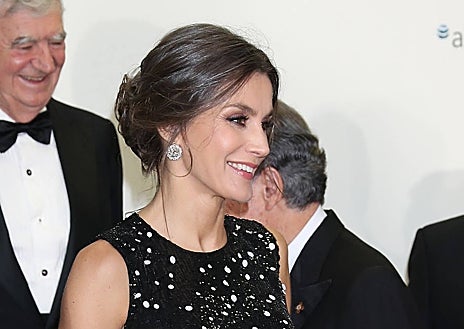 Imagen secundaria 1 - La alimentación, junto a una buena rutina de cuidados en casa y en la peluquería, clave para que la Reina Letizia luzca una de las melenas más bonitas. 