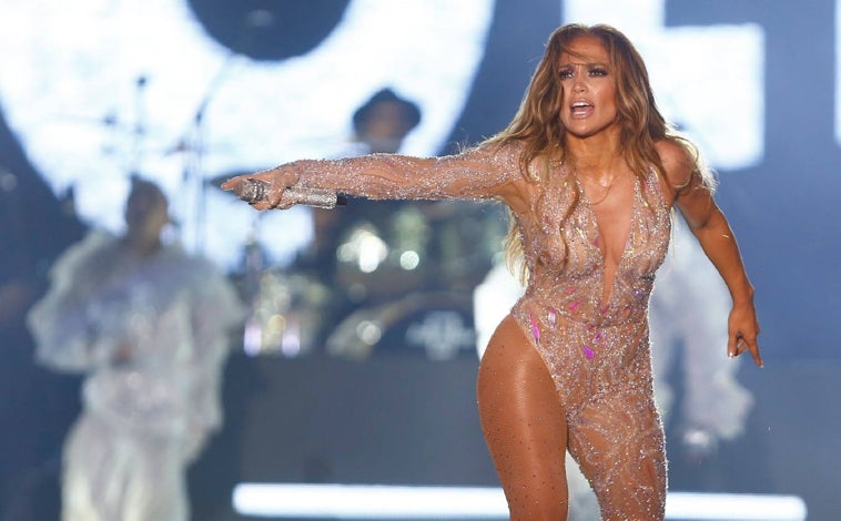 Imagen principal - Jennifer Lopez es una diva en el escenario.