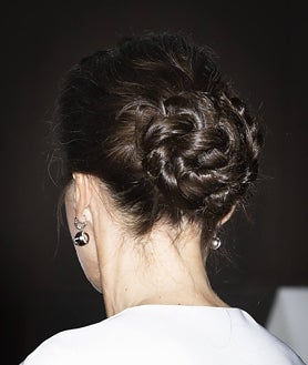 Imagen secundaria 2 - La alimentación, junto a una buena rutina de cuidados en casa y en la peluquería, clave para que la Reina Letizia luzca una de las melenas más bonitas. 