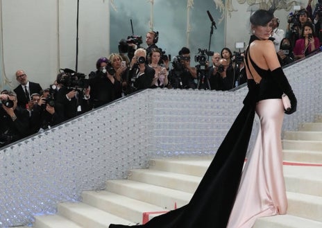 Imagen secundaria 1 - Jennifer Lopez lució un diseño bicolor de escote 'cut out' en la Met Gala de 2023. 