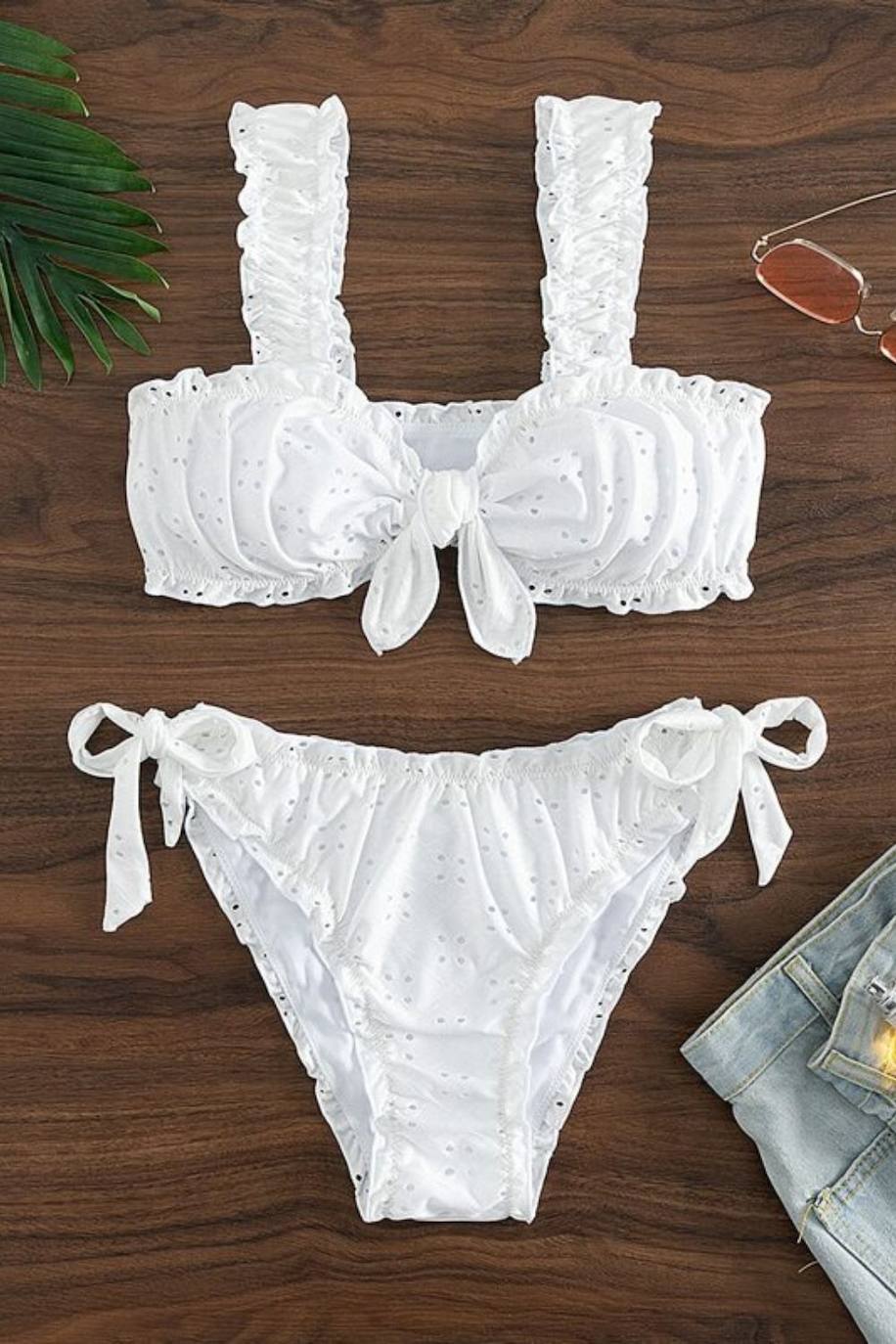 Bikini blanco con tiras dobles y lazo. 11 euros en Shein. 