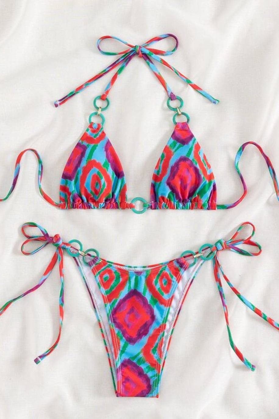 Bikini de triángulo con estampado geométrico multicolor. 11 euros en Shein. 