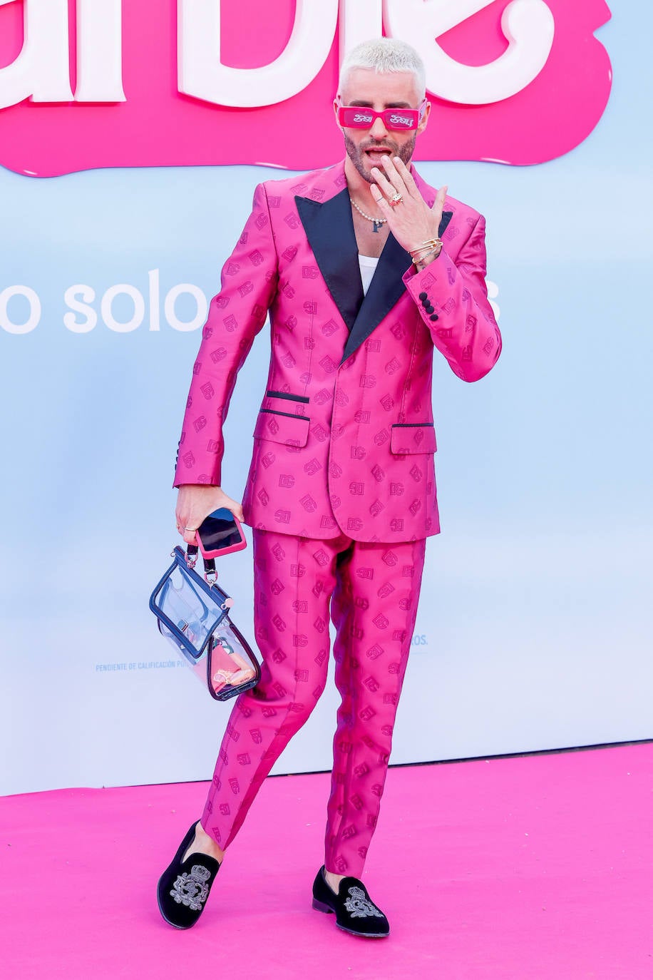 Pelayo Díaz lució un traje fucsia con solapas negras de Dolce Gabanna. Lo complementó con unas gafas de sol, un bolso transparente y unos zapatos negros.