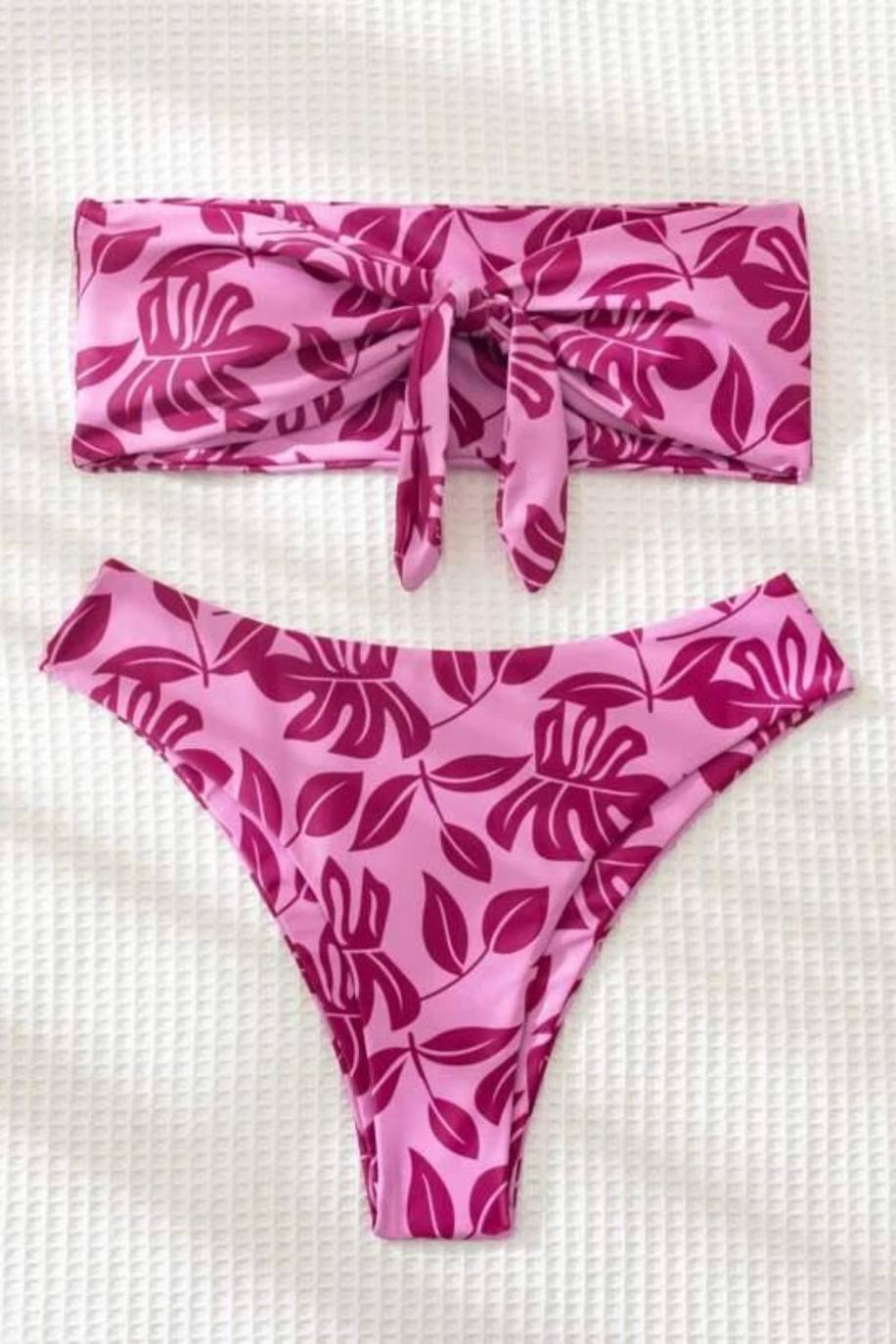 Bikini estampado tropical en tonos rosas. Ocho euros en Shein.