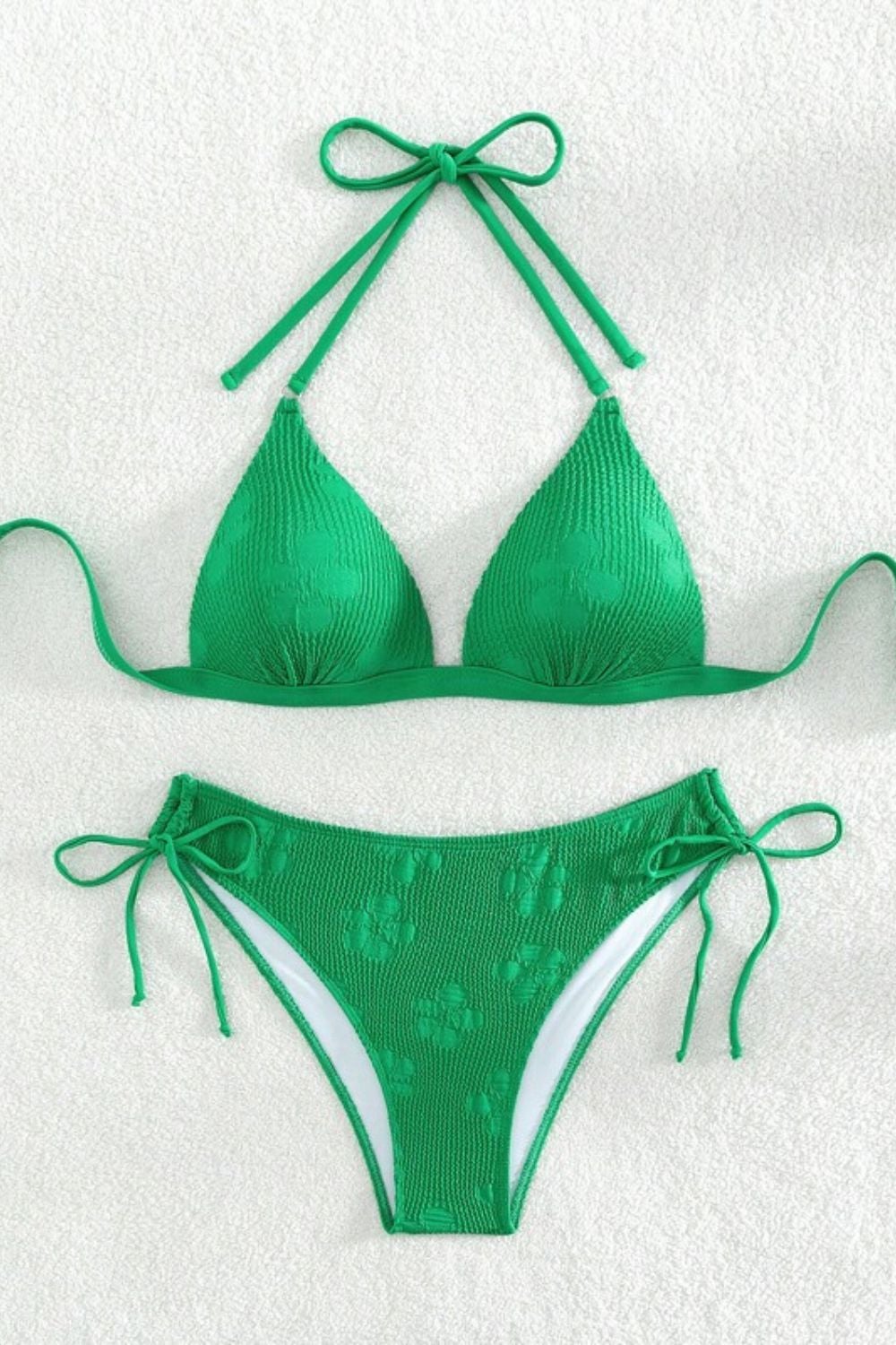 Bikini estilo triángulo con lazadas. Ocho euros en Shein. 
