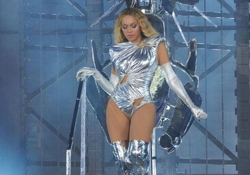 Beyoncé, la reina del escenario con sus looks de alta costura y estética metalizada