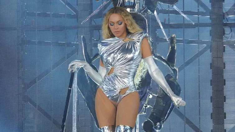 Beyoncé, la reina del escenario con sus looks de alta costura y estética metalizada