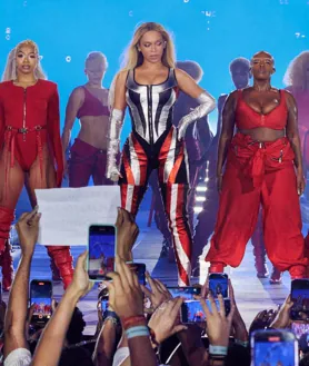Imagen secundaria 2 - Beyoncé llevó un estilismo hecho a medida por Fendi en Barcelona. 