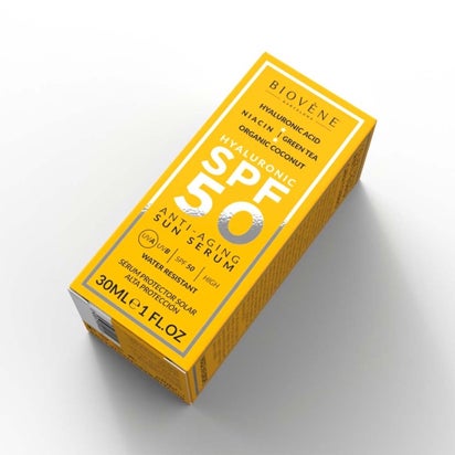 Hyaluronic Anti-Aging SPF 50 Moisturizing Sun Serum High Protection de Biovène (12,95 €). Solar en textura sérum con ingredientes humectantes y antiedad como el ácido hialaurónico, la niacinamida y el coco orgánico que protege la piel del rostro del daño solar. Se absorbe enseguida, no deja rastro graso y ayuda a evitar las manchas.