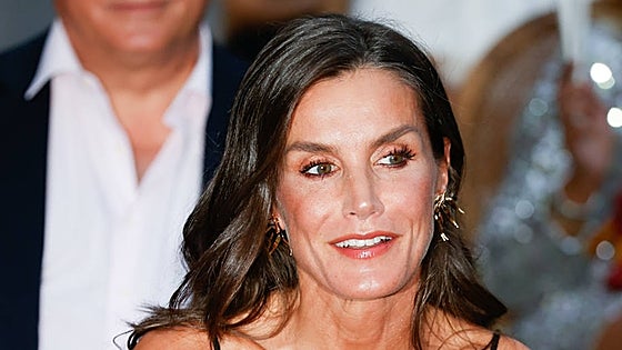 La Reina Letizia estrena el verano en Mallorca con vestido negro transparente y complementos dorados