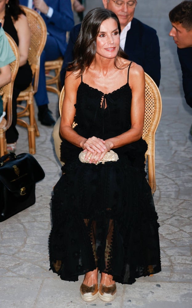 Vestido negro repetido y complementos nuevos en dorado, así estrenó doña Letizia el verano 2023 en Palma de Mallorca.