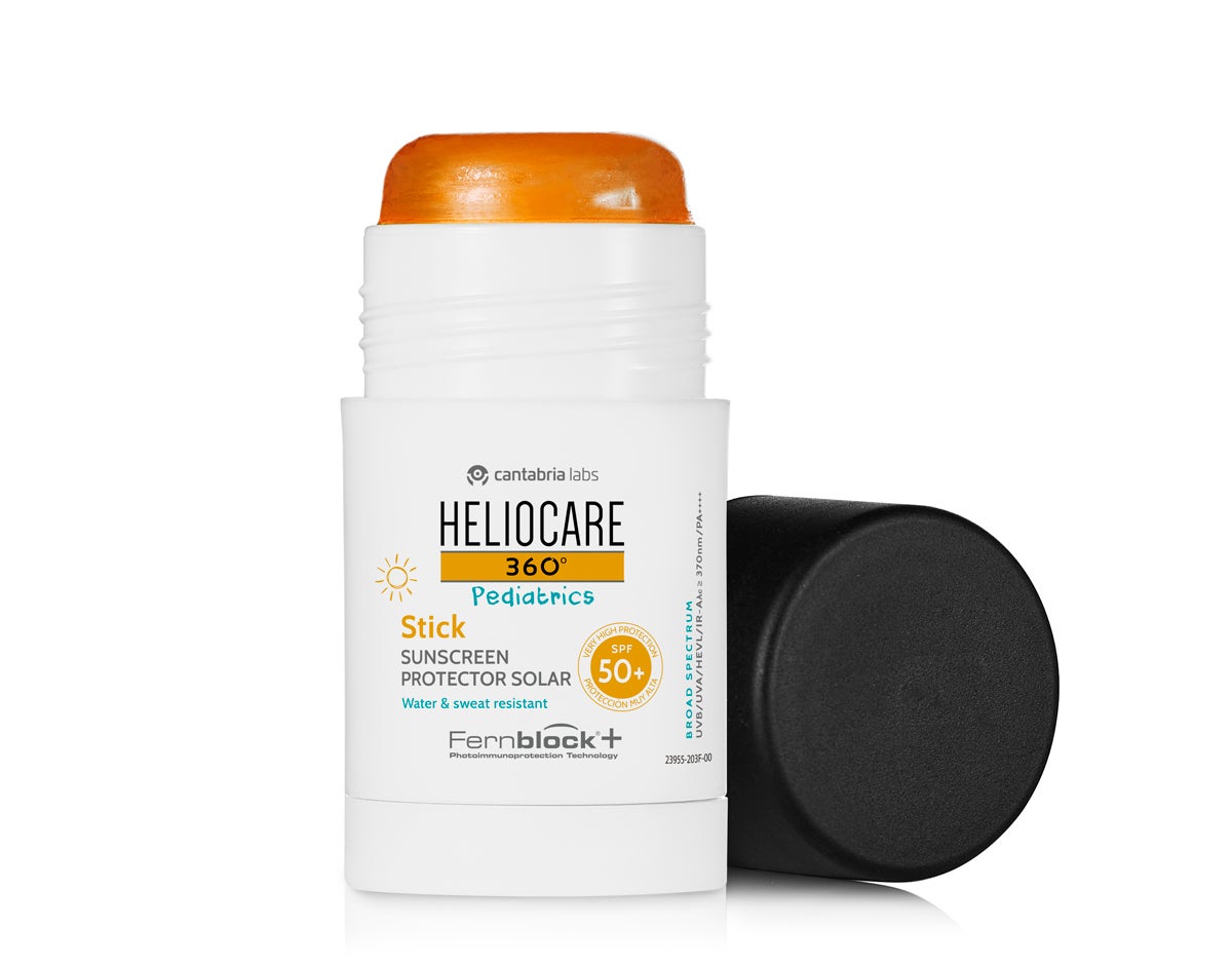 Fotoprotector facial en formato stick para niños Heliocare 360º Pediatrics Stick SPF 50 + (25,93 €). Está fórmula, fácil de aplica y reaplicar en cualquier momento, protege la piel de los niños frente a las cuatro radiaciones (UVB, UVA, Visible e Infrarroja), con Fernblock®, la tecnología patentada por Cantabria Labs que proviene del exclusivo extracto del Polypodium Leucotomos y Astanxantina, que proviene a su vez del microalga Haematococcus pluvialis para un mayor efecto antioxidante, que junto con los activos reparadores y antioxidantes, neutralizan el daño solar de los más pequeños. La textura es invisible, ligera, resistente al agua, a la arena y al sudor gracias a la adherencia del producto. Su uso está recomendado a partir de los 2 años, es apto para pieles sensibles y está testado pediátricamente.