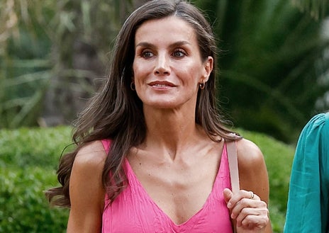 Imagen secundaria 1 - La Reina Letizia apuesta por combinar sus estilismos con pendientes de aro. 