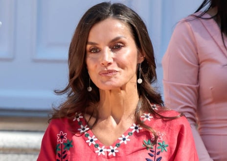 Imagen secundaria 1 - Doña Letizia apuesta por pendientes sofisticados.