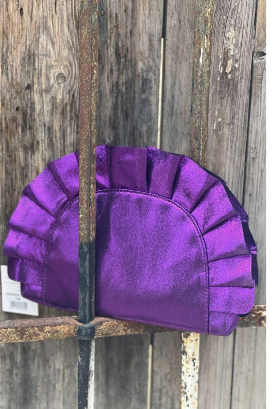 Bolso en forma de abanico, metalizo en color morado. 24 euros en Azabache Utrera.