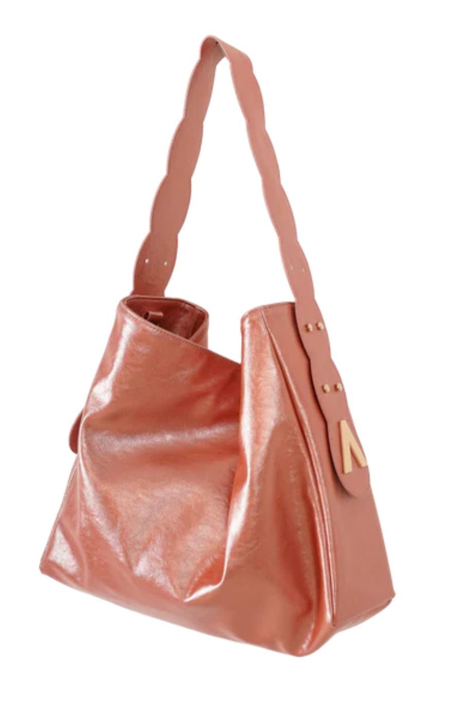 Bolso grande metalizado en color coral.  98 euros en It's Lava. 