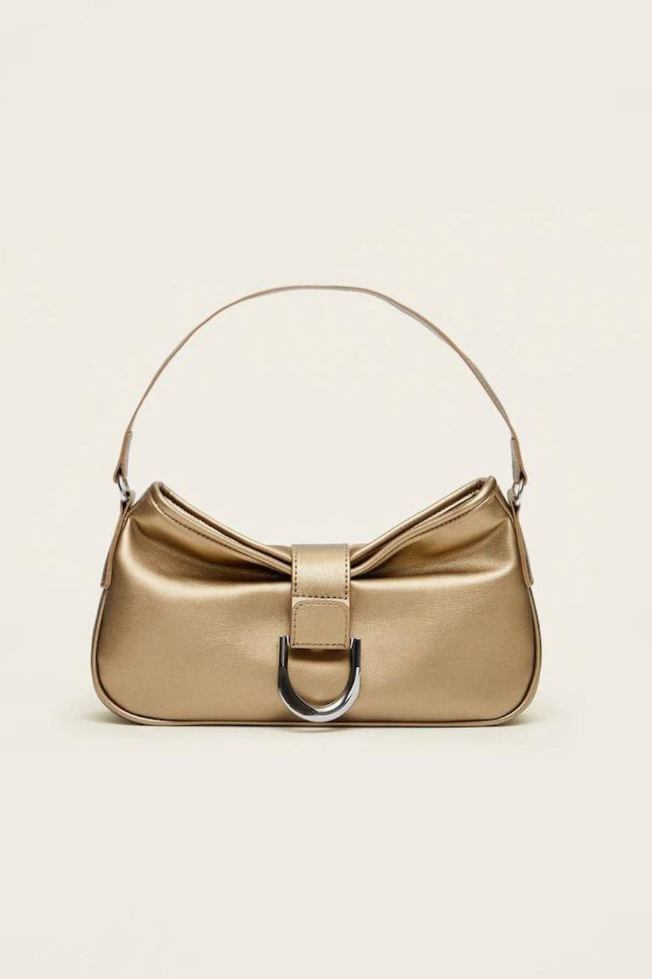 Bolso dorado con hebilla. 19.99 euros en Stradivarius. 