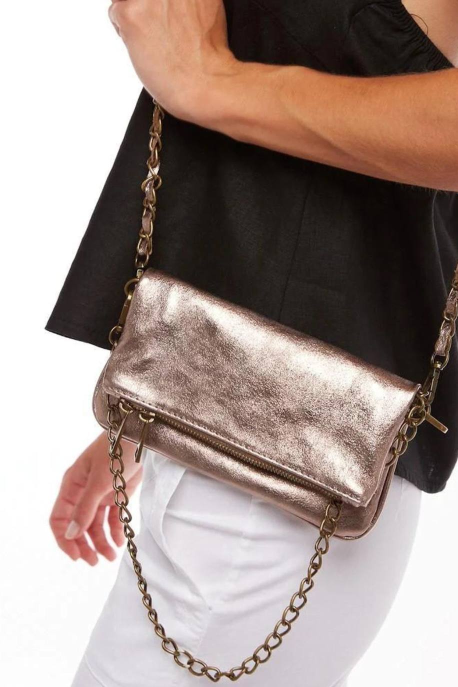 Bolso metalizado con cadenas. 35.95 euros en Renatta&go.