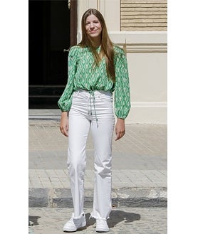 Imagen secundaria 2 - Coleta, zapatillas y pantalón blanco: el look de la Princesa Leonor para su ingreso en la Academia Militar de Zaragoza