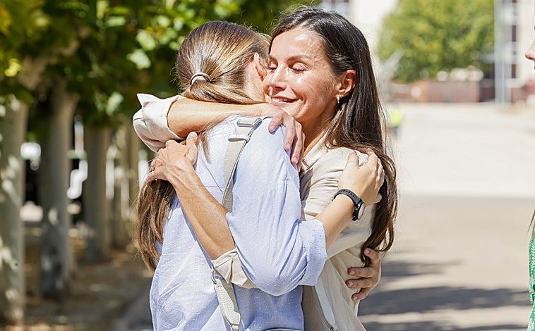 Imagen principal - Coleta, zapatillas y pantalón blanco: el look de la Princesa Leonor para su ingreso en la Academia Militar de Zaragoza
