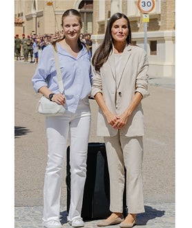 Imagen secundaria 2 - Coleta, zapatillas y pantalón blanco: el look de la Princesa Leonor para su ingreso en la Academia Militar de Zaragoza