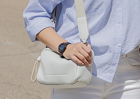 Imagen secundaria 1 - Coleta, zapatillas y pantalón blanco: el look de la Princesa Leonor para su ingreso en la Academia Militar de Zaragoza