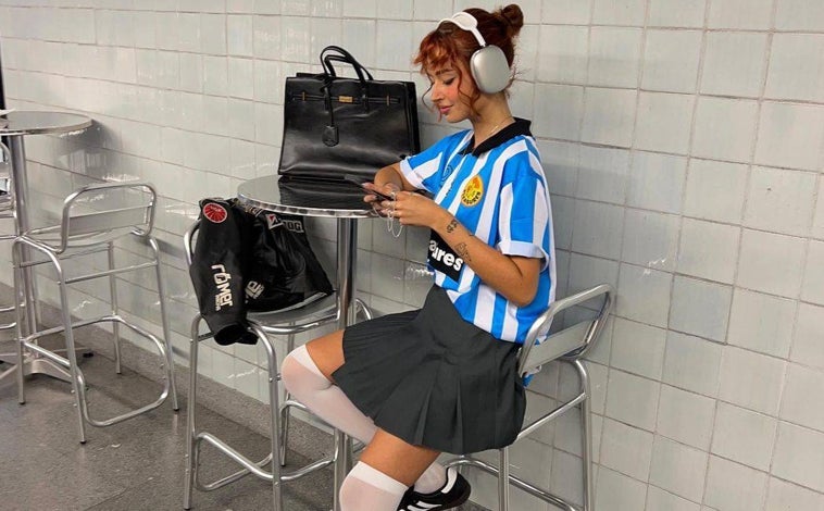 Imagen principal - 'Outfits' con camisetas de fútbol y ropa 'pija'.