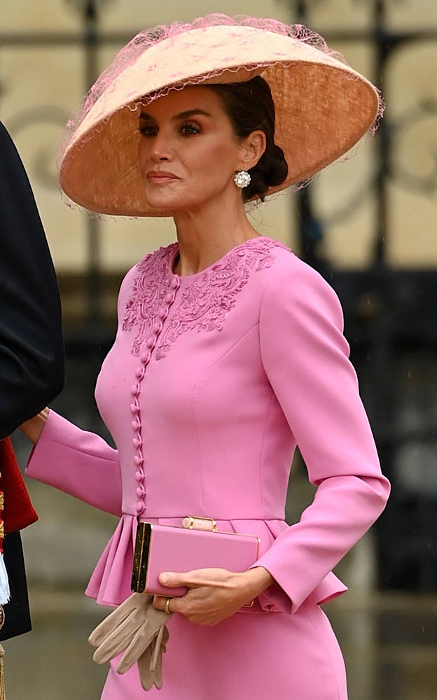La Reina Letizia, con una pamela en la coronación de Carlos III de Inglaterra.