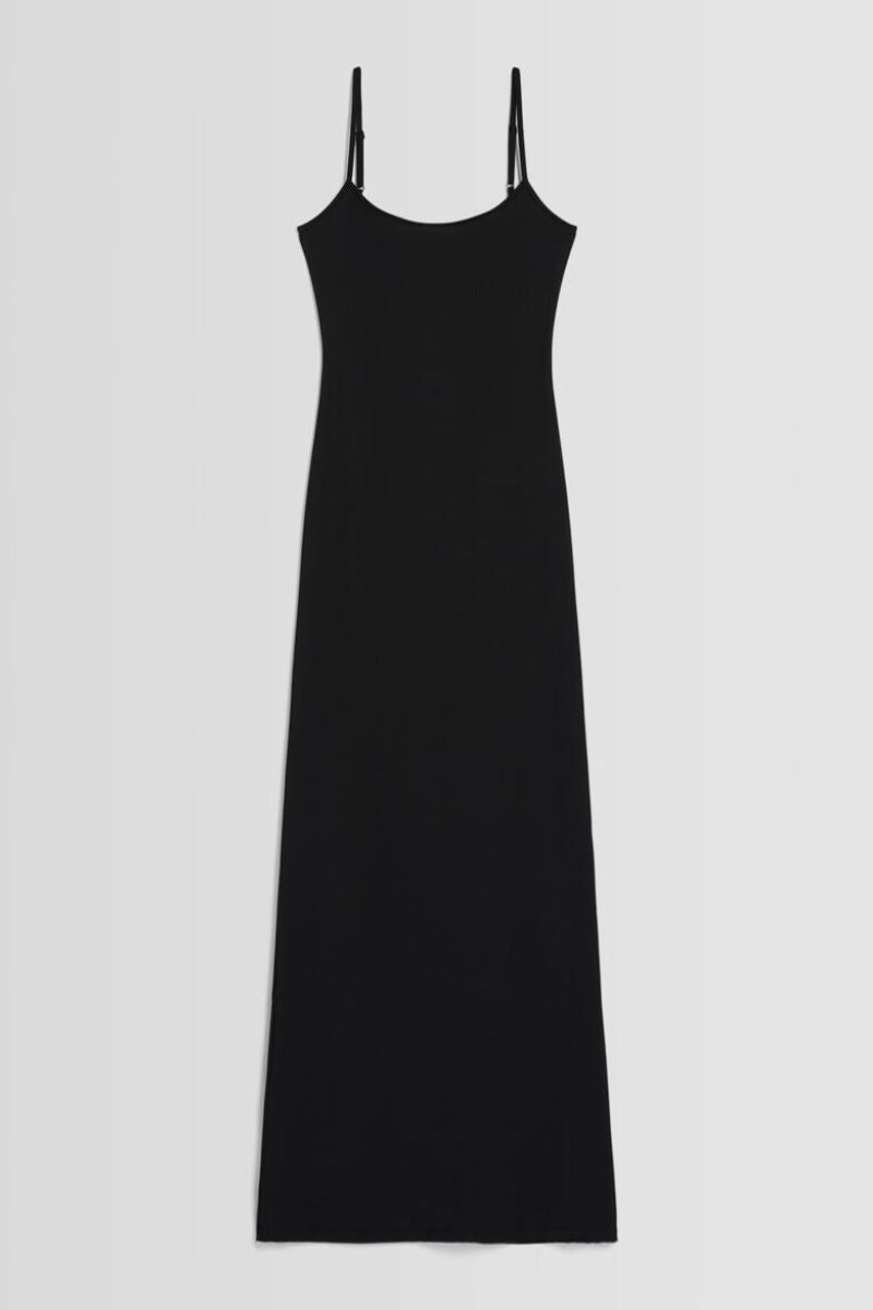 Bershka. Vestido largo de tirantes ajustado con escote en la espalda, de Bershka. Disponible en otros siete colores que van del rojo al verde oliva o el crema. Precio: 17,99€