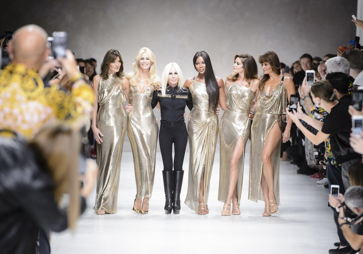 Donatella Versace durante un desfile en 2017 con algunas de las 'top models' más emblemáticas