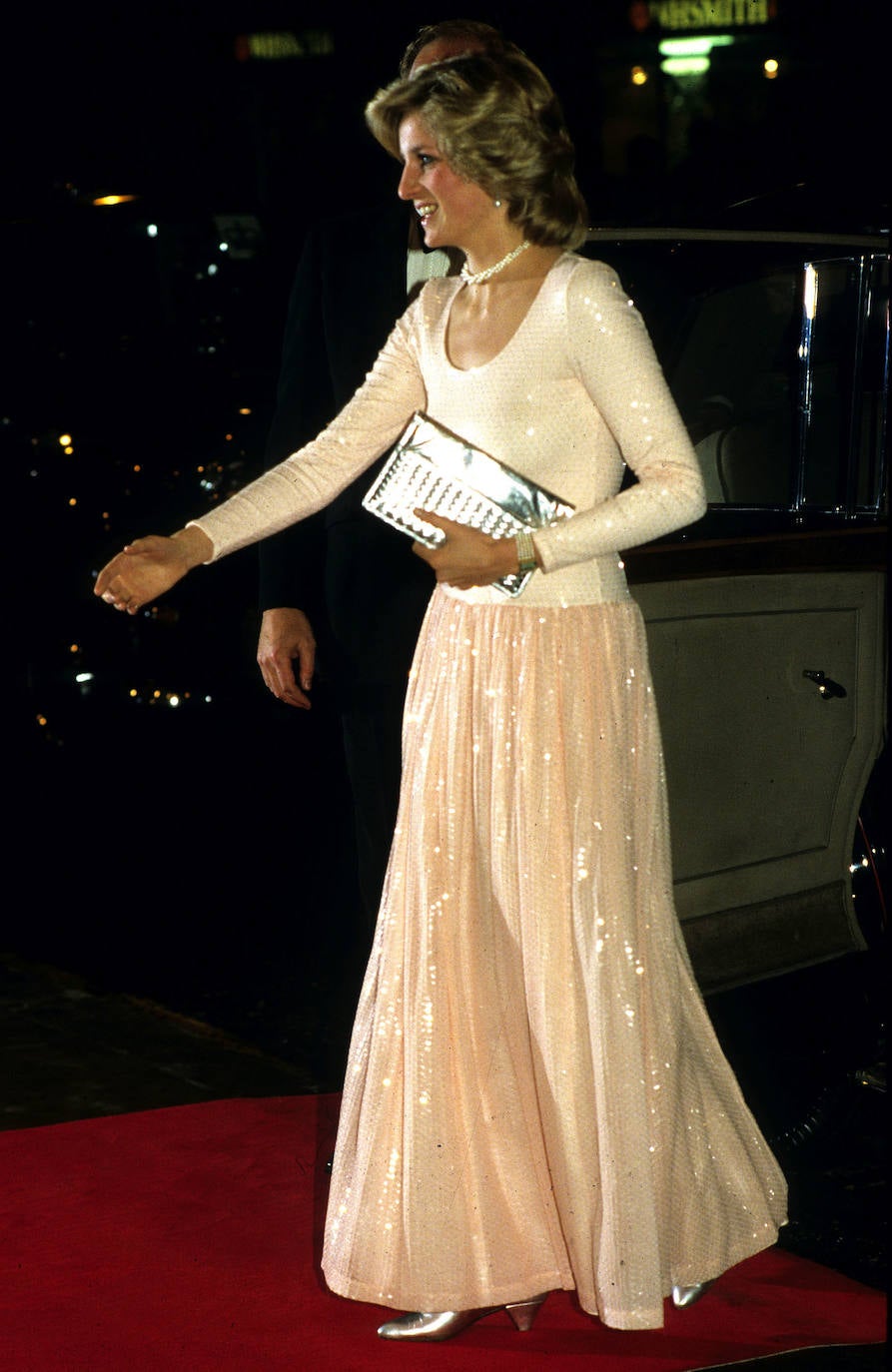 De blanco y brillando, lució un vestido de lentejuelas que combinó con accesorios metalizados, la tenencia 'top' de esta temporada. 