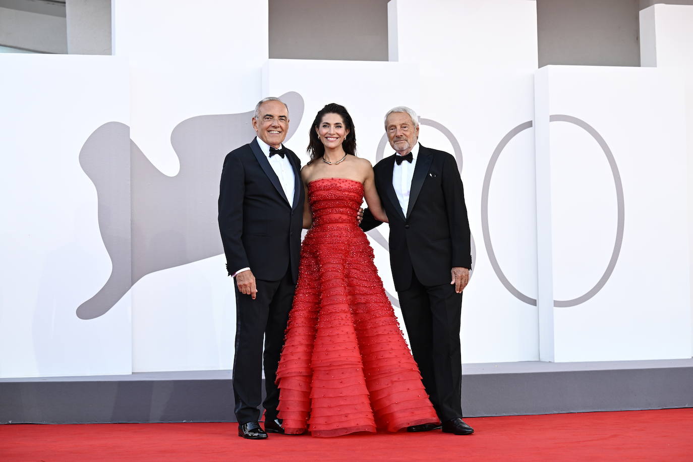 Caterina Murino apostó también por Armani Privé con un diseño palabra de honor en rojo. 